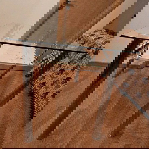 Γυάλινη τραπεζαρία σαν καινούργια με μεταλλικά πόδια και διακοσμητικό ράφι