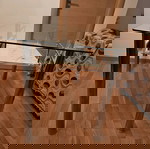 Γυάλινη τραπεζαρία σαν καινούργια με μεταλλικά πόδια και διακοσμητικό ράφι