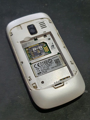 Nokia Asha 302 RM-813 used parts with broken screen and SIM slot