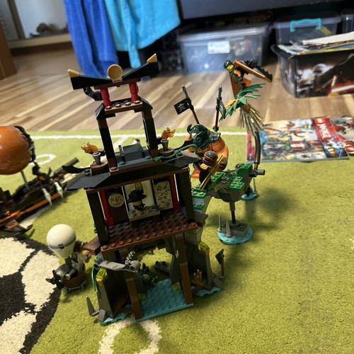 Lego Ninjago set 70604 with minifigures and instructions