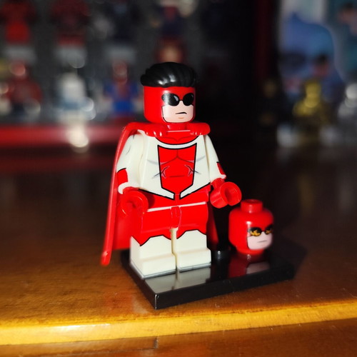 Omni-Invincible minifigure like new with accessories