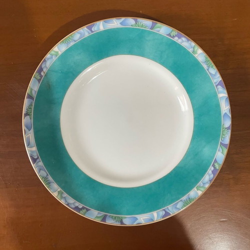 Set of 5 coffee/tea cups with saucers like new