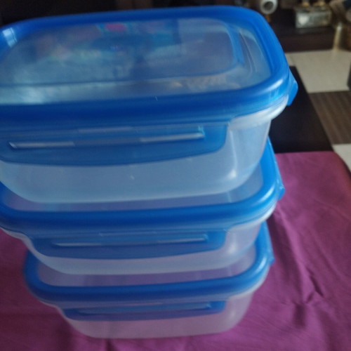 Set of 3 airtight nesting food containers like new