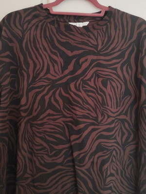 H&M animal print t-shirt Large like new, black and brown