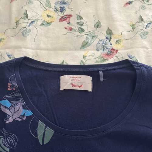 Triumph spring pajamas set like new, dark blue floral design