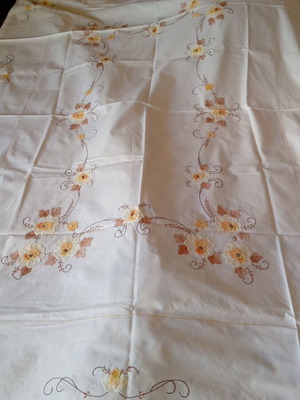 Table linen set like new with 1 rectangular 120cm, 2 square 80cm, 6 napkins