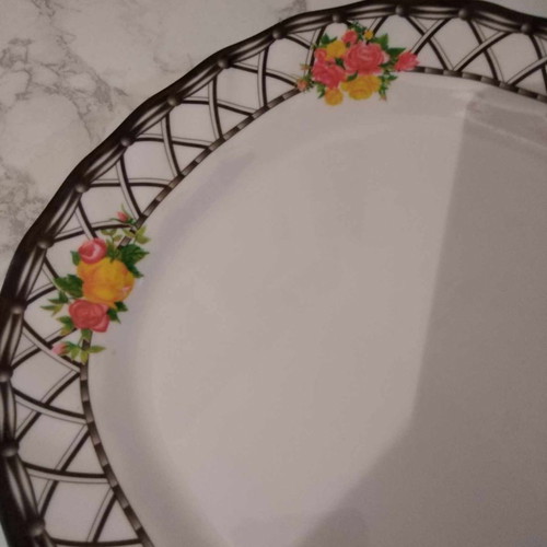 Plastic decor set like new, ideal for serving
