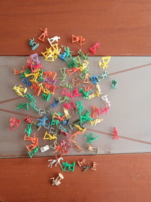 Miniature soldier figures used, pack of 100, 2 to 5 cm
