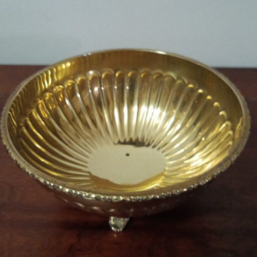 Vintage brass bowl like new with decorative feet