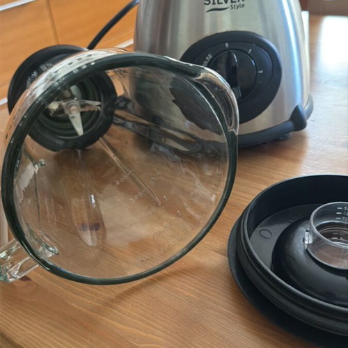 Blender with 1.5-liter glass bowl used