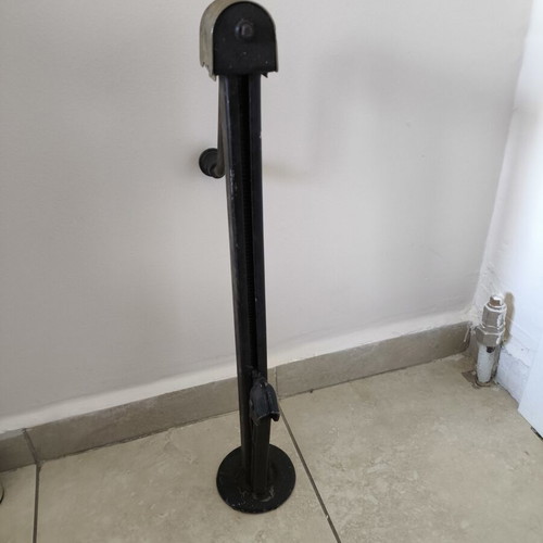 Car jack like new, designed by Mercedes