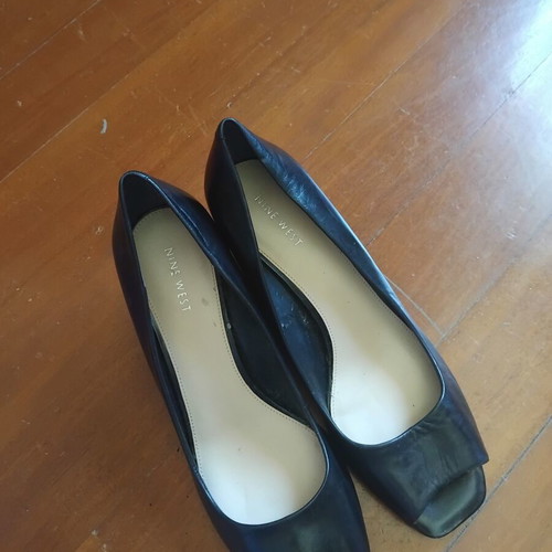 Nine West peep toe leather pumps like new, size 39, black