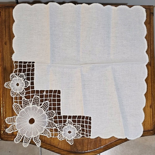 Decorative lace and flower set of 4 square pieces like new