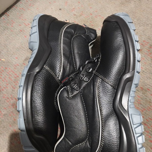 Work safety shoes new, size 43, black and gray