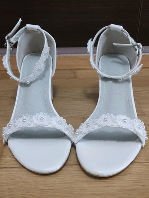 White sandals with appliqué flowers size 38 like new