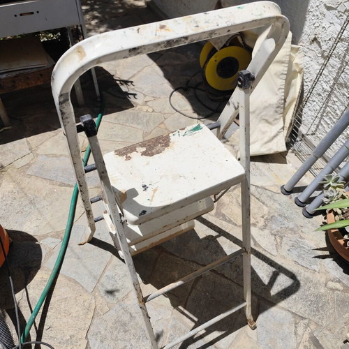 Metal ladder with 3 steps used, fully functional and stable