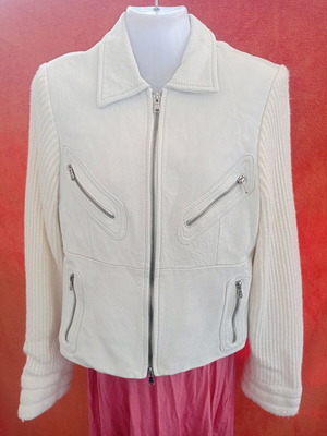 Бяло дамско сако като ново с кожено тяло и плетени ръкави размер M