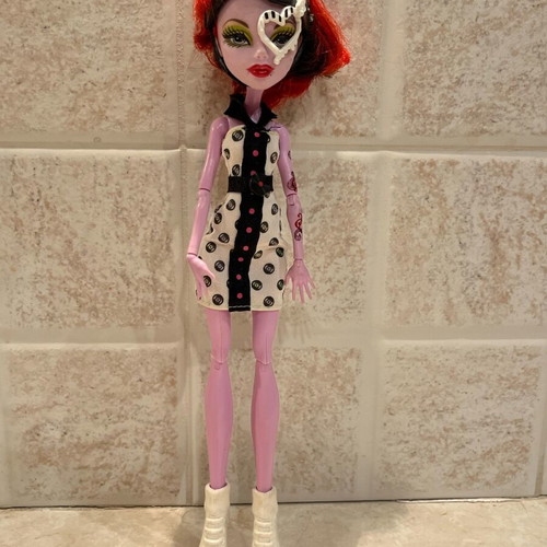 Monster High Skulltimate Roller Maze Operetta doll like new with helmet