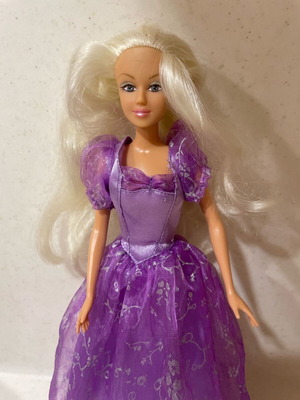 Barbie with Two Dresses like new