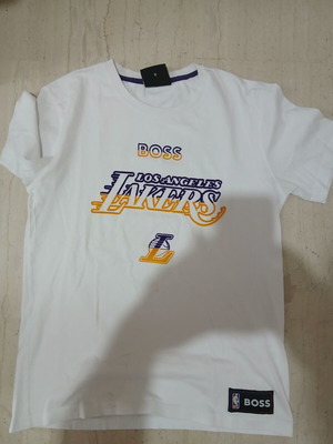 T shirt medium white Lakers Boss used, excellent condition