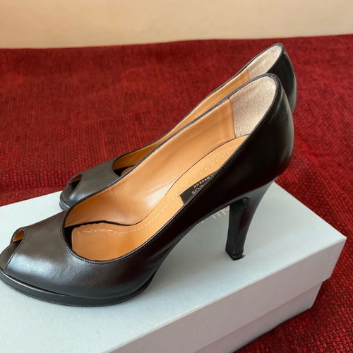 Bournazos leather pumps size 39 like new, black