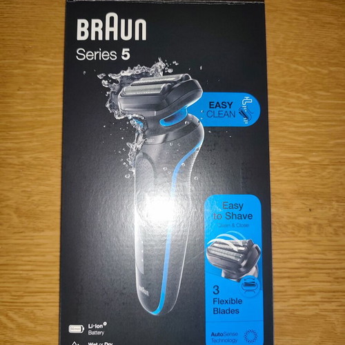 Braun Series 5 EasyClean shaver like new