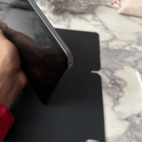 iPad Air 4th generation 64GB like new with Apple Pencil 2nd generation and magnetic case
