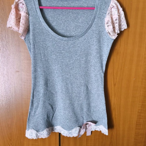 Rib short-sleeve blouse like new with lace and bow details