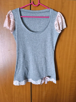 Rib short-sleeve blouse like new with lace and bow details