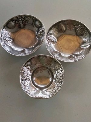 Vintage silverplated bowls set of 3 with floral repoussé decoration, like new