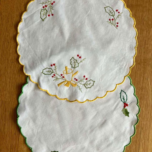 Christmas table linens like new, set of 2, embroidered linen