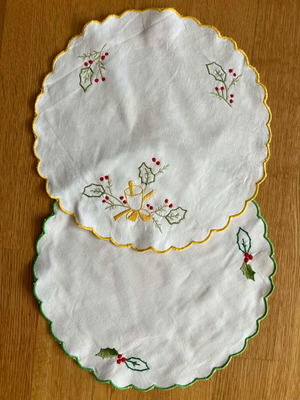 Christmas table linens like new, set of 2, embroidered linen