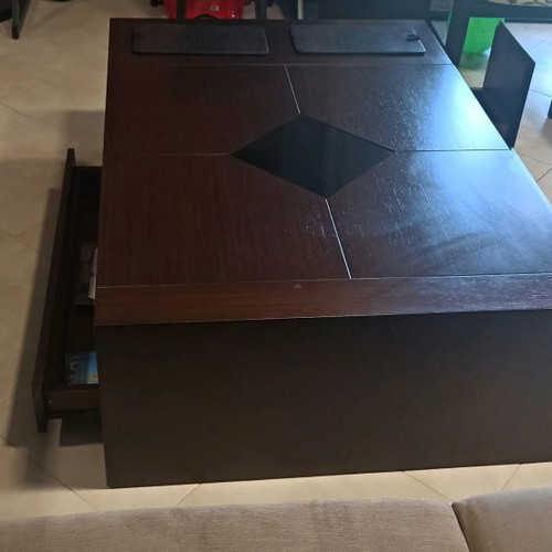 Coffee table like new with shelf, 2 drawers and minibar
