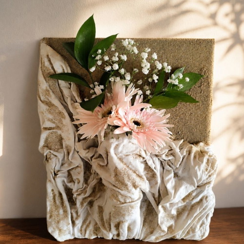 Wall canvas with integrated vase and natural sand, like new