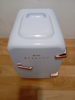 Mini beauty fridge 6 liter μεταχειρισμένο, σε καλή λειτουργική κατάσταση