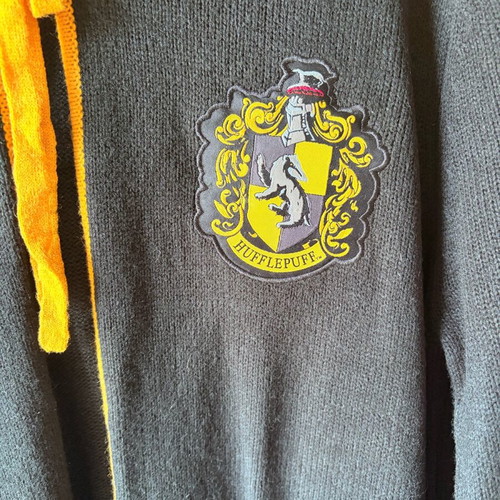 Harry Potter knit Hufflepuff cape size M like new