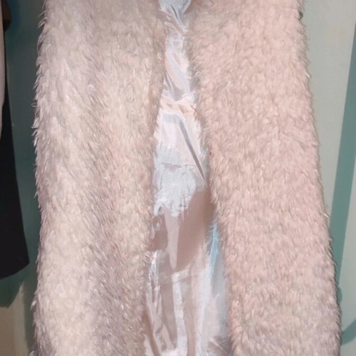 Cherry white fur sleeveless vest like new, size S