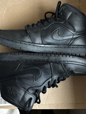 Nike Air Jordan 1 Mid sneakers used, Triple Black, size 40.5