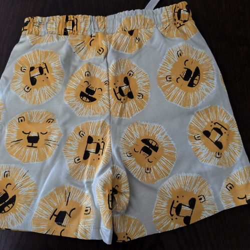 Kids' shorts with lion print size 128 cm like new, gray and yellow