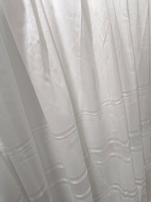 White curtain like new, dimensions 145x153cm