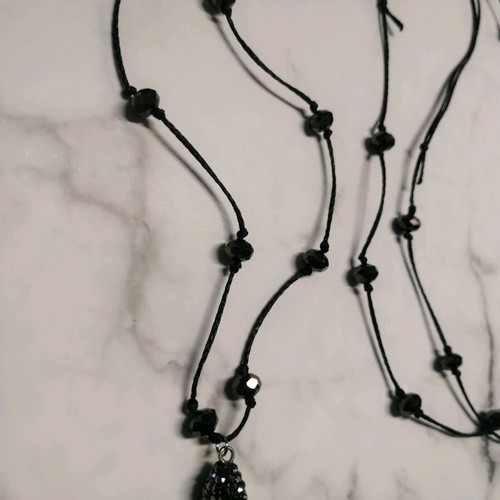Long necklace with crystals and green feather motif like new