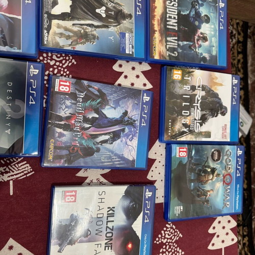 Ps4 500GB used with original controller and 8 games