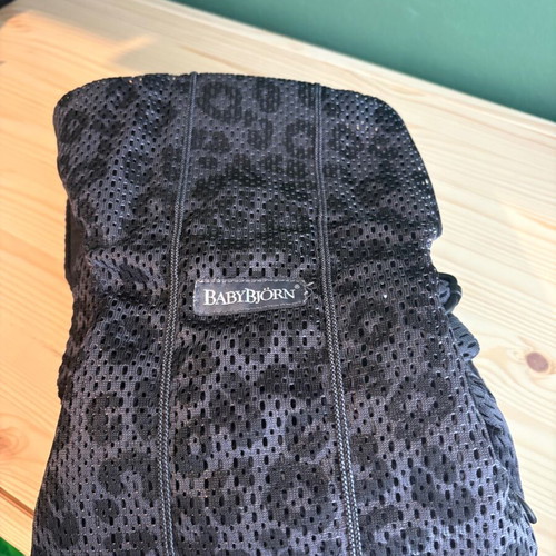 BabyBjorn Mini Mesh Baby Carrier set like new with winter cover and bibs
