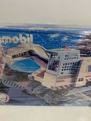 Playmobil 4039 Heavy Duty Excavator like new, sealed