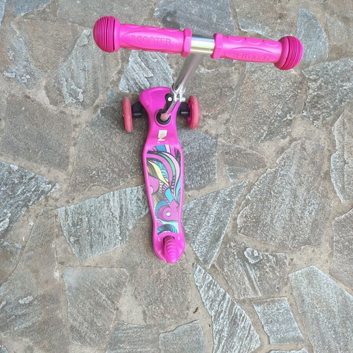 Scooter with lights on wheels and anti-slip floor with brake like new