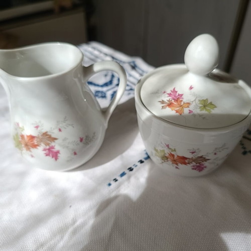 Sugar bowl and creamer set like new