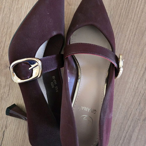 Suede texture bordaux pumps with low heels like new