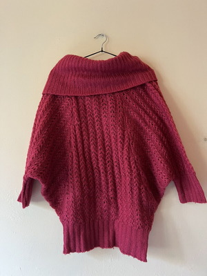 Only cyclamen pullover like new, 100% acrylic