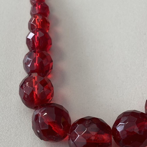 Collectible necklace with red beads 21 cm like new