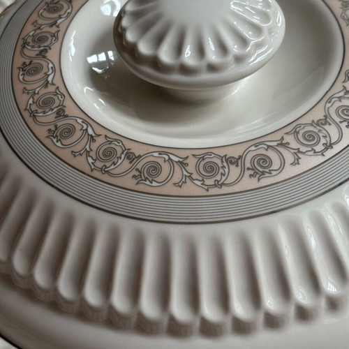 Heat-resistant porcelain casserole new with metal base and lid
